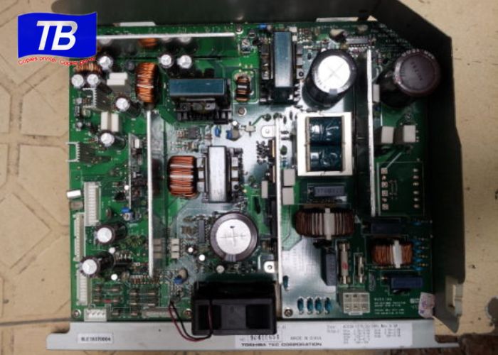 Tiến hành kiểm tra board nhỏ bên trong bộ laser ở máy 855